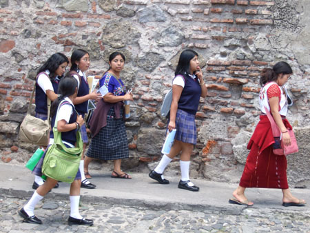 schuluniform_antigua_guat.jpg