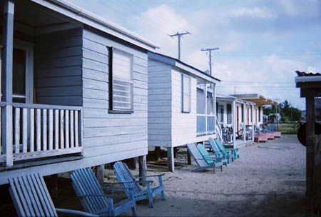 unsere_bungalowreihe_caye_caulker_belize