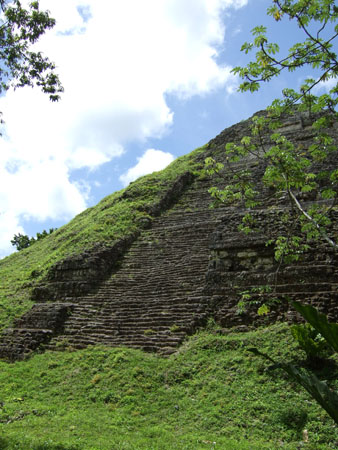 ausgebuddelt_flores_tikal_guat