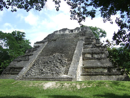 mayatempel03_flores_tikal_guat