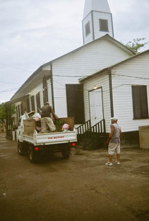 inselmuellauto_zur_tauchbasis_tauchen_utila_belize