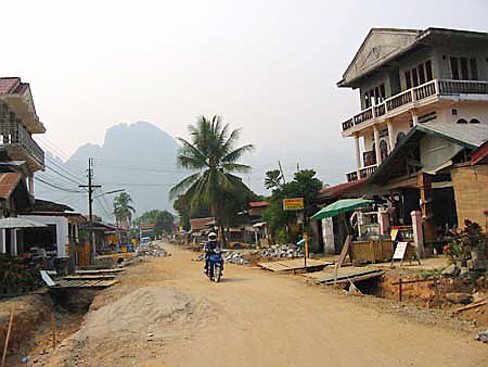 dorfstrasse_vang_vieng