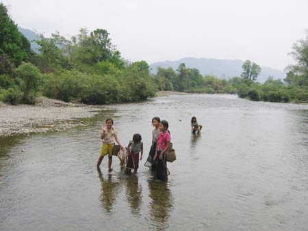 kayaktour_dorfkinder_fischen_vang_vieng