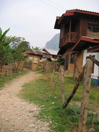 strasse_in_vang_vieng